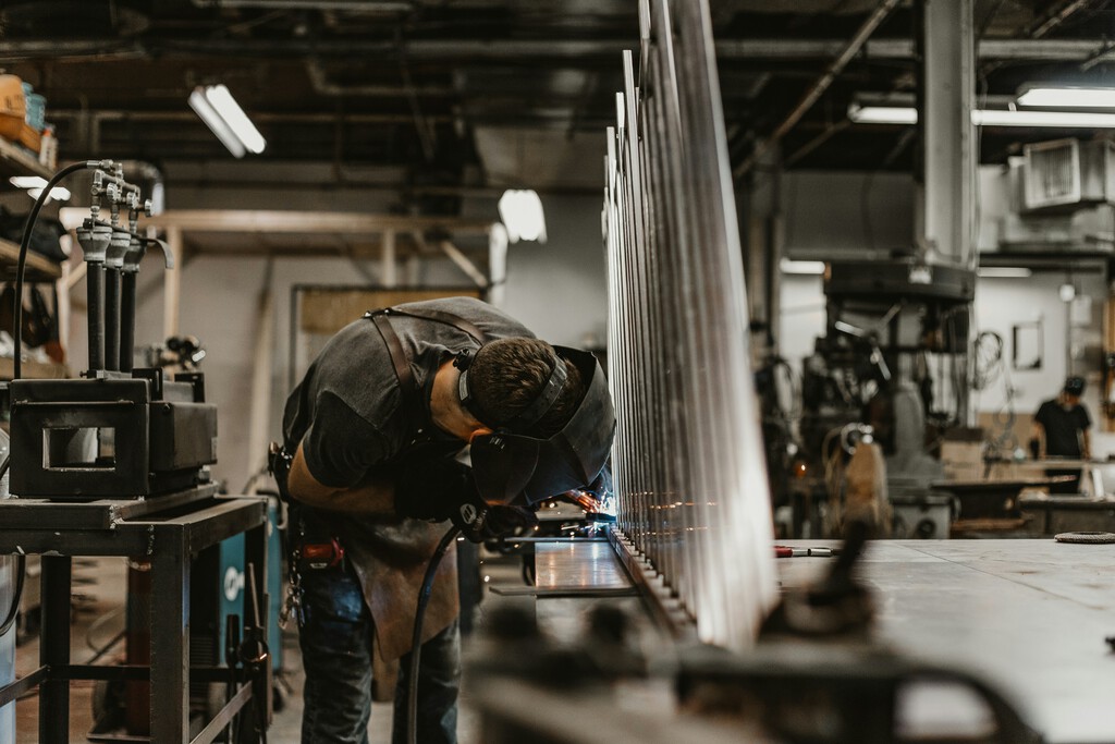 Un dato muestra la desesperación del mercado laboral por conseguir mano de obra: el 47% de las vacantes piden un grado de FP 