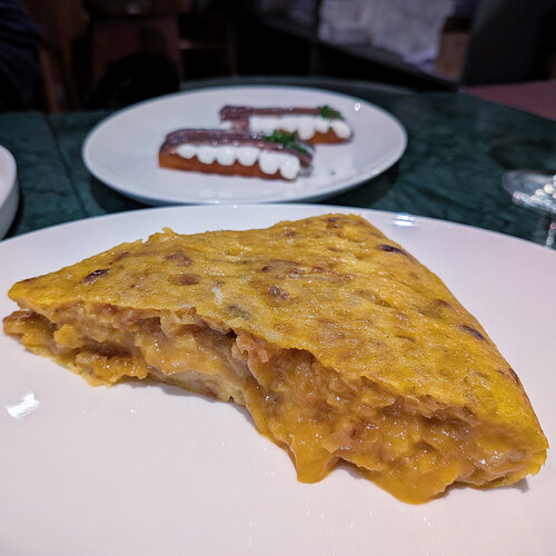 Este pincho de tortilla vale 4,80 € y está hecho con patatas de quinta gama, pero es el mejor de Madrid: “No tengo nada que esconder”
