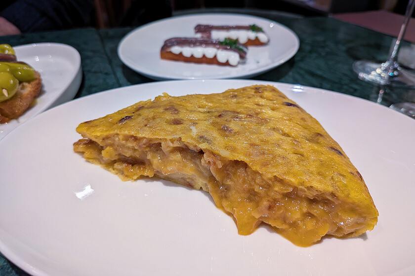 Este pincho de tortilla vale 4,80 € y está hecho con patatas de quinta gama, pero es el mejor de Madrid: “No tengo nada que esconder”