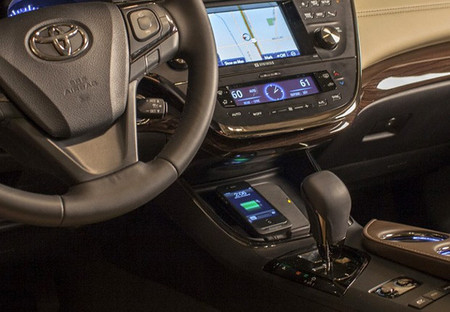 Toyota Avalon, el primer coche con recarga inalámbrica Qi... para tu móvil