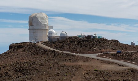 Telescópio Solar Daniel K. Inouye à esquerda