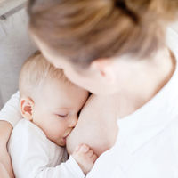 La leche materna adapta su composición cuando el bebé enferma y le ayuda a recuperarse antes