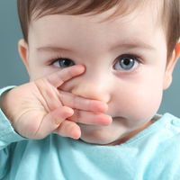 Qué hacer (y que no) si nuestro hijo se mete un objeto en la nariz