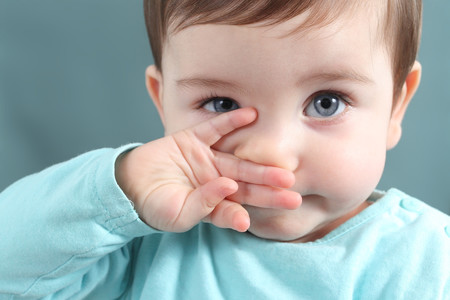 Qué hacer (y que no) si nuestro hijo se mete un objeto en la nariz