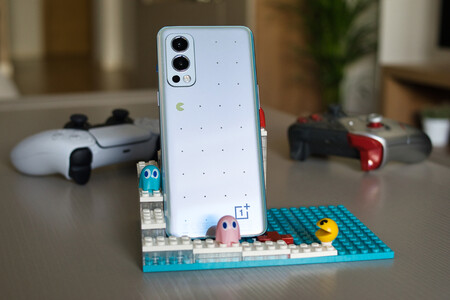 Así es el OnePlus Nord 2 PAC-MAN Edition, el teléfono que brilla en la oscuridad y que ya hemos tenido en nuestras manos