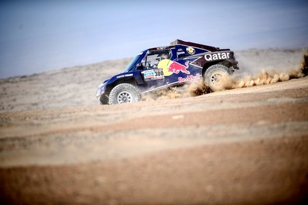 Nasser Al-Attiyah ya acecha a Stephane Peterhansel. Pésimo día para los españoles