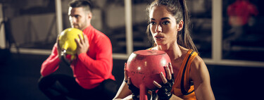 Pesa rusa o mancuerna: qué opción nos interesa más si buscamos hacer un entrenamiento fullbody 