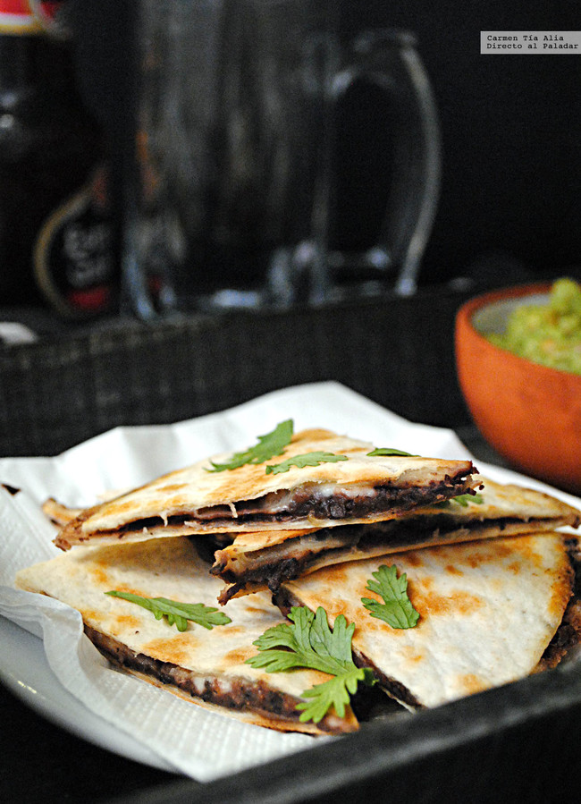 Quesadillas de frijoles refritos y queso fundente