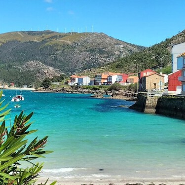Estamos alucinando con este pueblo pesquero gallego, porque tiene una playa turquesa larguísima y guarda en secreto el Olimpo sagrado celta 