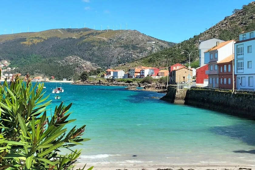 Estamos alucinando con este pueblo pesquero gallego, porque tiene una playa turquesa larguísima y guarda en secreto el Olimpo sagrado celta