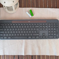 Logitech Signature Slim Solar+ K980, análisis: el teclado que jamás tendrás que recargar porque ya se encarga la luz de hacerlo por ti