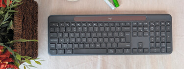 Logitech Signature Slim Solar+ K980, análisis: el teclado que jamás tendrás que recargar porque ya se encarga la luz de hacerlo por ti