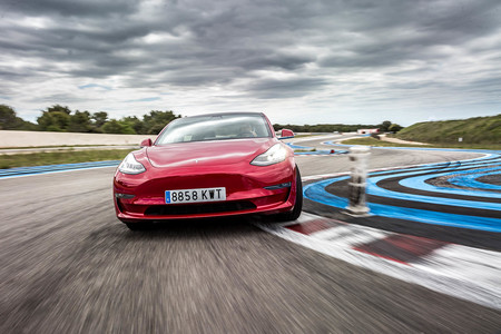 El Tesla Model 3 puede correr 45 minutos a 200 km/h sin morir ni quemar sus baterías, y este vídeo sin cortes lo prueba