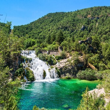 La cascada más fascinante de Castilla-La Mancha a la que se llega atravesando un impresionante Parque Natural por una ruta fácil de dos horas