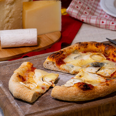 Receta de pizza cuatro quesos casera, un clásico infalible de la cocina italiana