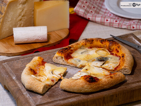 Receta de pizza cuatro quesos casera, un clásico infalible de la cocina italiana