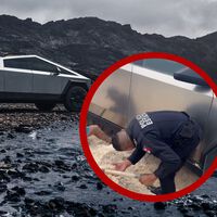 Otra Tesla Cybertruck queda en ridículo, ahora en México: la pick-up “hecha para cualquier planeta” no puede con las playas de Yucatán