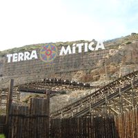 Terra Mítica aspiraba a tener una de las mejores montañas rusas del mundo. Hoy solo es símbolo del despilfarro de la burbuja