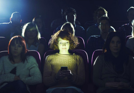 Salas de cine exclusivas para quienes quieran usar el móvil: ése es el próximo plan de AMC