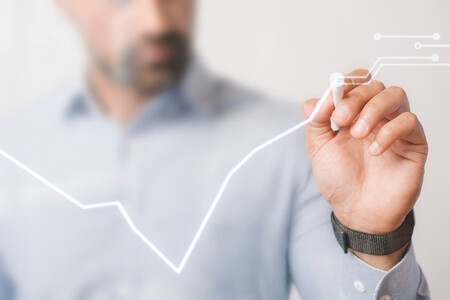 Hombre dibujando una gráfica positiva de retorno de inversión