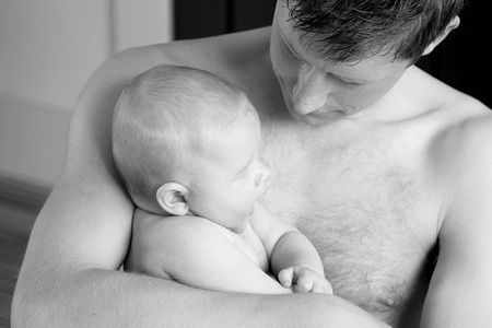 ¿Quieres saber cuán implicado será un hombre en el cuidado de sus hijos?: mira el tamaño de sus testículos