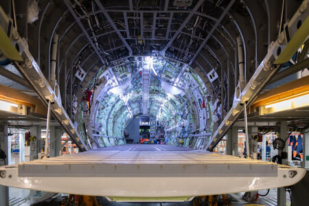 Vista del interior de la bodega desde la rampa del avión