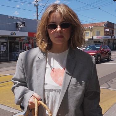 Los nuevos vaqueros de Mango en color alcaparra que ganan a los jeans azules de siempre: son híper elegantes