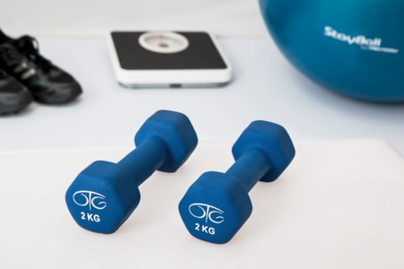 Cuatro elementos que recomendaría tener en casa para entrenar