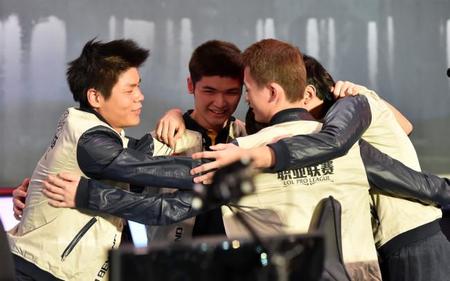 Mundo eSports: nuevo mapa de ladder en Starcraft 2, ganadores Heartshtone, movimientos en LoL y más