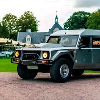 Para poder vender este rarísimo Lamborghini LM002 familiar necesitaban unos neumáticos carísimos de 50.000 euros. Reto conseguido: ya puedes comprarlo
