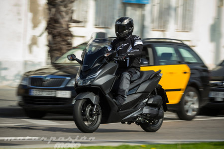 Honda Forza 125, prueba (conducción por carretera, valoración, ficha técnica y galería)