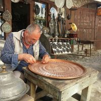 Ante la falta de jóvenes, en España ya nos quieren convencer de lo positivo que es trabajar con más de 67 años en vez de jubilarse