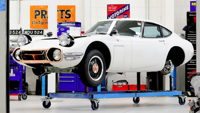 Devolviendo la gloria al Toyota 2000GT: así se restaura un súper-deportivo 