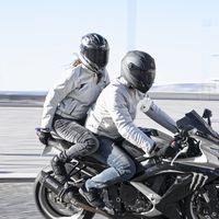 Chaquetas VQuattro Lucas y Tarah para disfrutar de la moto en los meses de más calor y a buen precio