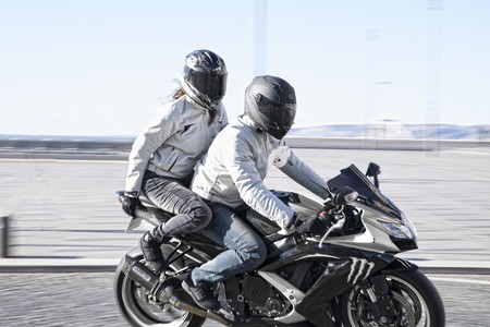 Chaquetas VQuattro Lucas y Tarah para disfrutar de la moto en los meses de más calor y a buen precio