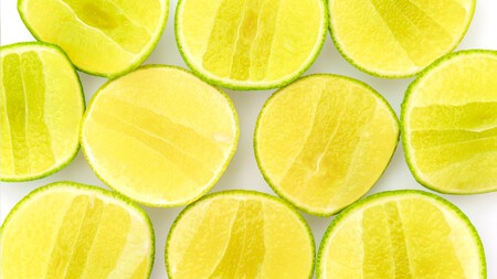 El truco que usan los restaurantes para sacar más jugo de limones y naranjas sin esfuerzo