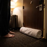É por isso que viajantes experientes colocam toalhas na porta do quarto de hotel 