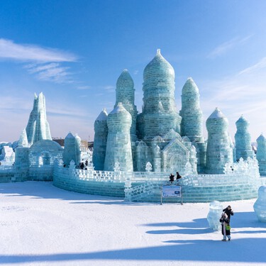 A China desafia a lógica da engenharia ao erguer a maior megaestrutura de gelo do mundo todos os anos