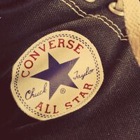 El outlet de Converse arrasa con las zapatillas negras que elevarán nuestros looks a un precio de risa 