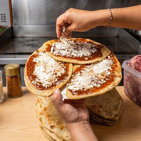 Este local en el centro de la CDMX guarda una salsa “roja” secreta que lleva más de 60 años conquistando: todos regresan por ella
 