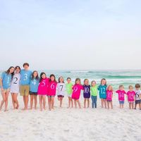 La divertida foto en la playa de los 17 primos de la familia por orden de nacimiento