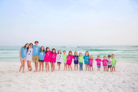 La divertida foto en la playa de los 17 primos de la familia por orden de nacimiento