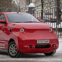 Ni el Homeromóvil se atrevió a tanto. Rusia creó su propio auto eléctrico, y el resultado es atroz