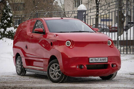 Ni el Homeromóvil se atrevió a tanto. Rusia creó su propio auto eléctrico, y el resultado es atroz