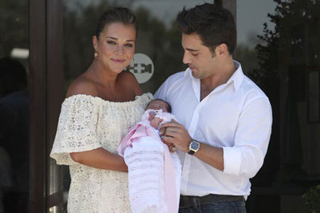 Bustamante y Paula Echevarría presentan a su hija en sociedad