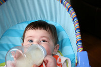 Un estudio revela por qué los bebés alimentados con fórmulas adaptadas engordan más