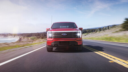 La Ford F-150 Lightning es una Lobo eléctrica, más rápida que una Raptor y capaz de alimentar una casa por 3 días