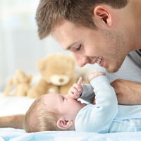 Francia ampliará el permiso de paternidad de 14 a 28 días a partir de julio de 2021 