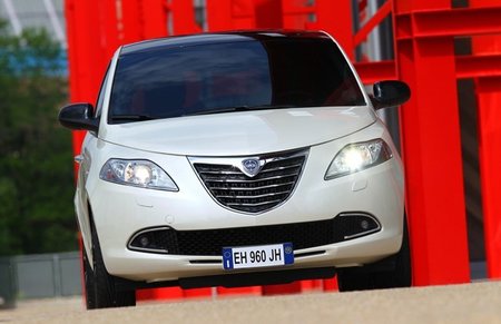 Lancia-Ypsilon-2011-23