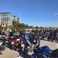 Más de 3.000 motos han inundado Barcelona para defender la movilidad urbana. Próxima parada: Madrid